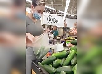 Une fille sexy achète de gros concombres au supermarché, un homme est sous le choc !