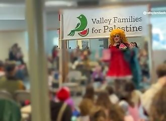 Un dragqueen invite des enfants de maternelle à chanter 