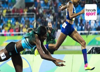 Elle gagne la médaille d’or au 400 mètres de façon très spectaculaire