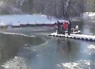 Un homme sauve un chien pris au piège dans les eaux glacées d’une rivière