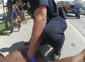 Vidéo d'arrestation à Austin : un homme nu décède en garde à vue après un accident de voiture