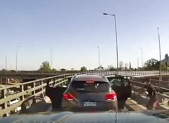 Ces carjackers auraient du prendre une voiture plus imposante !