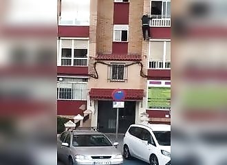 Un homme tente d’échapper à la mise en quarantaine de son immeuble