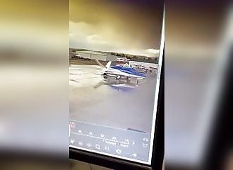 Une Tesla percute un jet à 3 millions