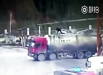 Un camionneur est soufflé par une grosse explosion au-dessus de sa citerne