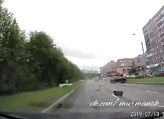 Russie : un SUV cale sur plaque d’un trou d’homme
