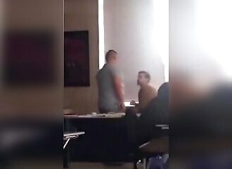 Après avoir été gazé, ce prof se fait frapper par un autre élève