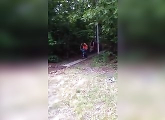 Sauter sur une rampe en BMX (double FAIL)