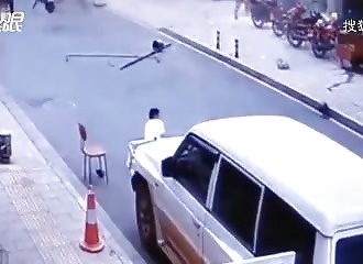 Un scootériste se fait frapper par un gros débris lors de l’explosion d’une station-service