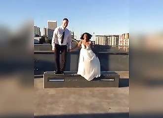 Faire ça avec des talons était une mauvaise idée !