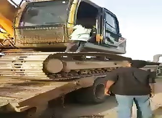 À son âge, cette fillette sait déjà piloter une excavatrice