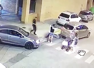 Un automobiliste manque d'écraser son enfant, il lui casse la gueule !