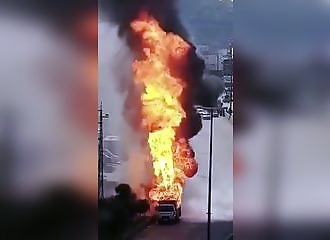 Un camion rempli d'hydrogène prend feu et explose