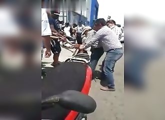 Un pitbull totalement incontrôlable attaque un autre chien