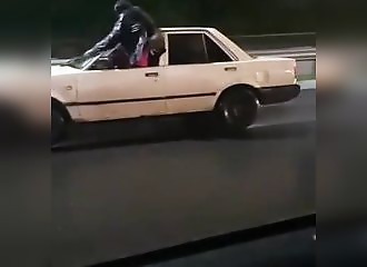 Ses essuis-glace ne fonctionnent pas sur l'autoroute, regardez sa technique de fou !
