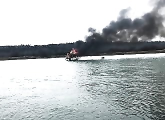 État de Washington : un pêcheur se retrouve piégé sur son bateau en feu