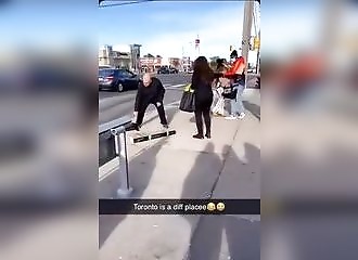 Assaulted, people come to his aid, he thanks them by hitting them!