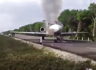 Après un atterrissage forcé sur une route, les narcotrafiquants incendient un avion (Mexique)
