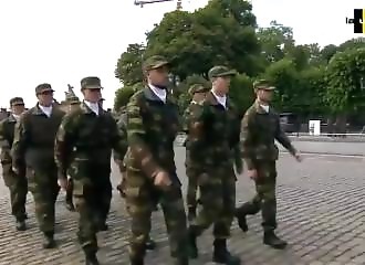 De jeunes militaires foirent le défilé de la Fête nationale (Belgique)