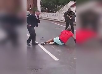Pour échapper à la police, il saute d'un pont 