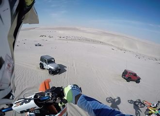 Un motard se fait une belle frayeur après un saut de près de 30 m