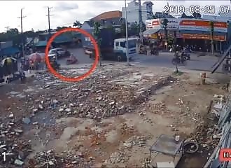 Pris dans les câbles électriques, un container manque de tomber sur des scootéristes