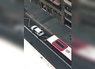 Une voiture refuse de céder le passage à un bus