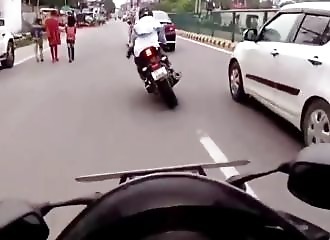 Moron on motorcycle slaloms between cars and crashes