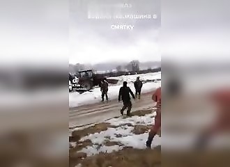 Un château d’eau tombe du mauvais côté et aplatit une camionnette
