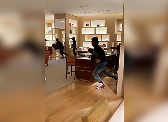 Louis Vuitton store robbed in Los Angeles