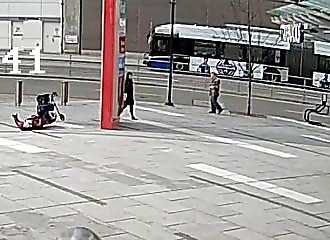 Sans aucune raison, une jeune femme agresse une femme âgée dans la rue (Canada)