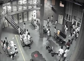 Intervention musclée des gardes pour mettre fin à une grosse bagarre dans une prison (États-Unis)