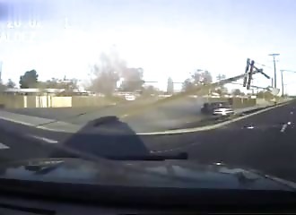Ils terminent leur course-poursuite contre un poteau électrique