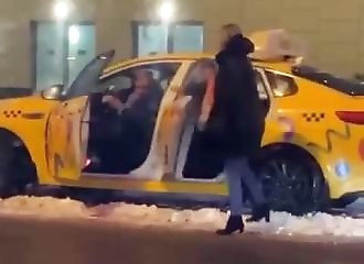 Elle pensait vraiment forcer un taxi à la prendre en tapant sa voiture ?