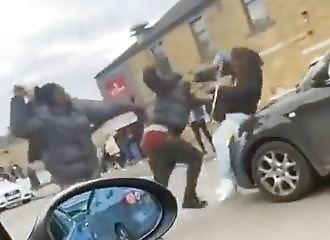 Des racailles se battent avec des armes dans les rues d'Angleterre