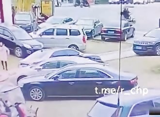 Un garçon jette un pétard dans un canal et provoque une explosion de méthane