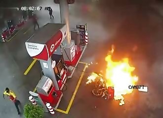 Un scooter prend feu lors d'un plein à la station essence