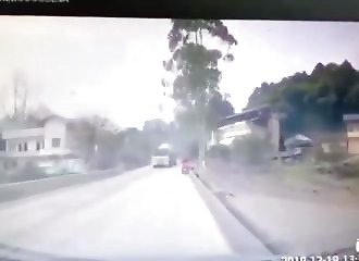 Un chauffeur de poids lourd tente de doubler un camion malaxeur et provoque un terrible accident
