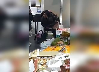 Enfermée dans un magasin, cette voleuse casse tout et urine même à l'intérieur !