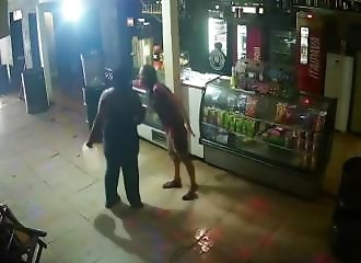 Elle se recouvre de combustible, une femme allume le feu (Public averti)
