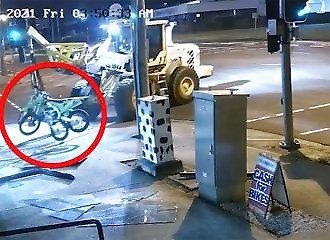 Il vole deux motos avec un tracteur et tente de fuir la police avec l'engin !
