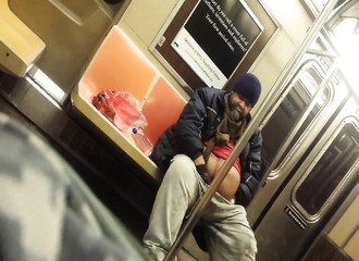 Un SDF urine dans un gobelet en plastique puis il le renverse à l’intérieur de la rame de métro