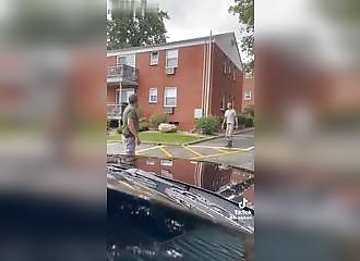 Un dur à cuire sort un couteau face à un policier, l'agent sort son arme, le costaud appelle sa maman ! 