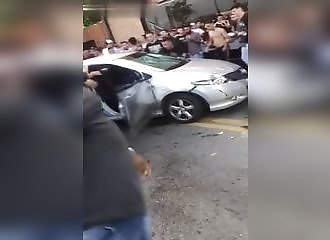 Brésil : après avoir foncé sur un groupe de personnes, un automobiliste se fait lyncher