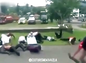 Des policiers s’entraînent à gérer une foule agressive (FAIL)