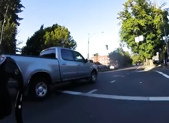 Un automobiliste agressif se fait punir par un cycliste