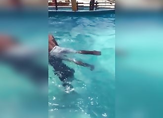 Il se rend dans un parc aquatique ... sans savoir nager !