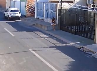 Absorbée par son téléphone, une fille ne remarque pas le braquage pratiquement sous ses yeux