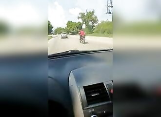 Un motard s'énerve lors d'un roadrage, mal lui en a pris ! 