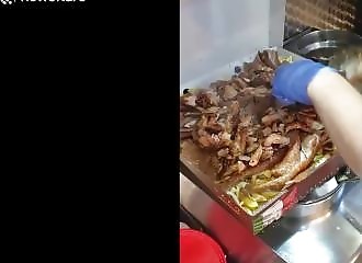 Frites, fromage et viande au curry, un mets très calorique servi en fast-food en Angleterre